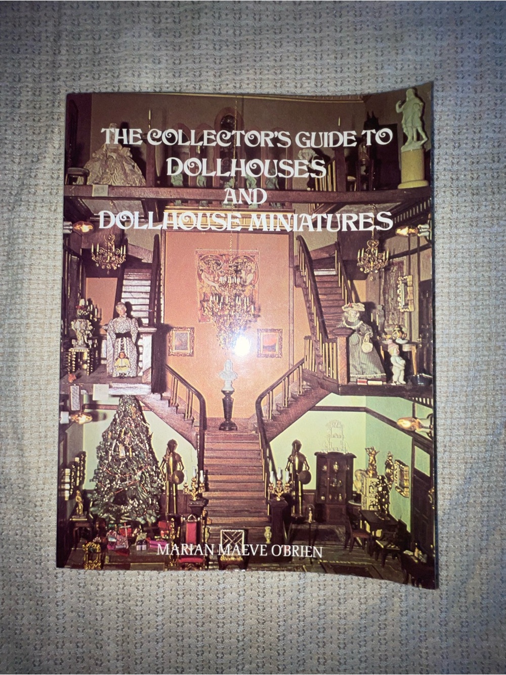 The Collector's Guide to Dollhouses and Dollhouse Miniatures - Illustrated Book